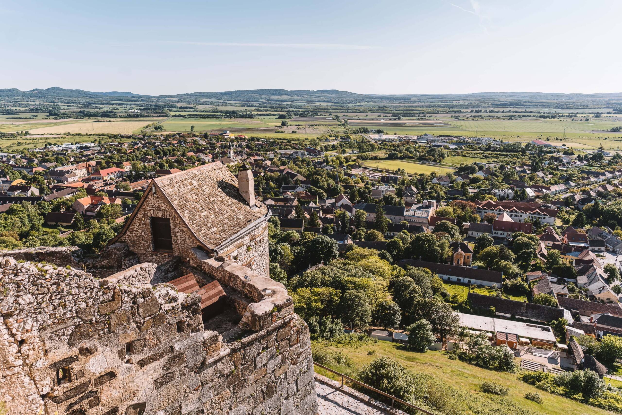 Blick von der alten Burg auf die kleine Stadt Sümeg in Ungarn.